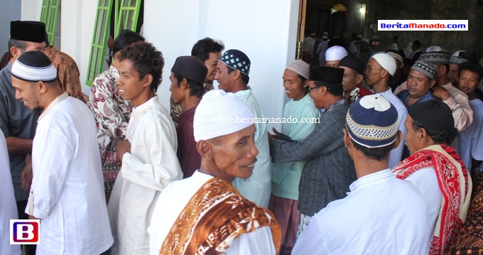Bupati Singal Hadiri Sholat Ied di Masjid Miftahul Jannah Kema III Kema Minut 1