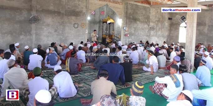 Bupati Sompie Singal Hadiri Sholat Ied di Masjid Miftahul Jannah Kema III 1