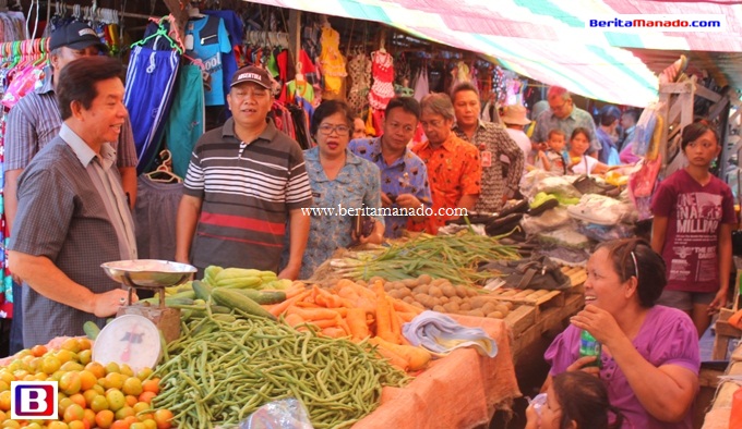 Bupati Sompie Singal Tinjau Harga Pasar di Pasar Airmadidi 1