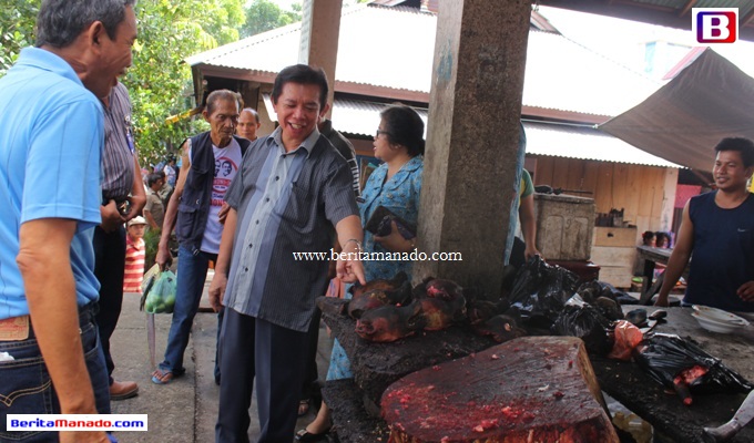 Bupati Sopie Singal di Pasar Airmadidi daging Anjing 3