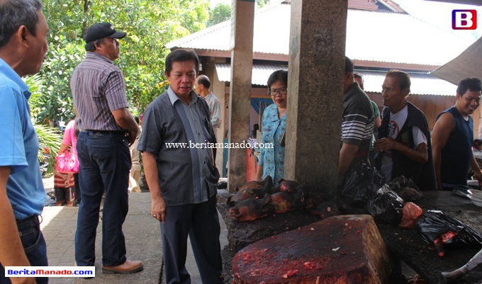 Bupati Sopie Singal di Pasar Airmadidi daging Anjing