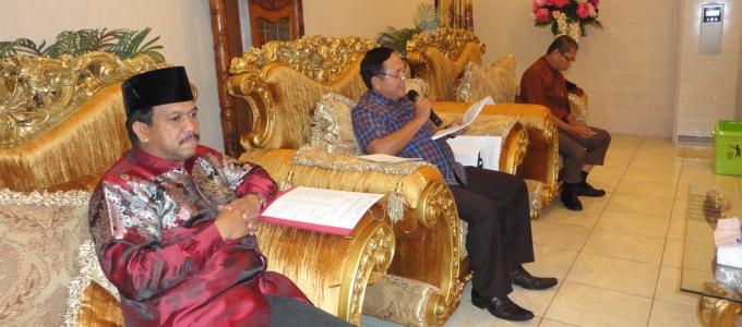 Anggota Deprov Eddyson Masengi menerima Pansus DAS Riau (foto beritamanado)