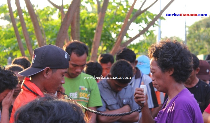 Warga Pulau Bangka ketika menggelar aksi di Polres Minut (foto beritamanado)