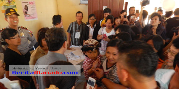 Gubernur Sulut S H Sarundajang saat mengunjungi salah satu TPS di Kabupaten Minahasa