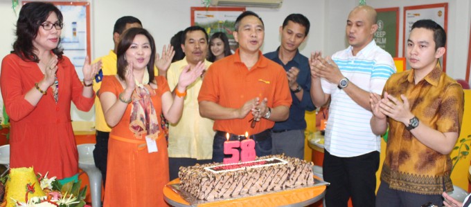 Danamon Rayakan Ulang Tahun ke 58, terlihat Merlin Maya Rumangkung (Kedua dari kiri) selaku Pimpinan Danamon Sulawesi Utara memimpin kemeriahan suasana ulang tahun salah Bank Swasta Nasional ini.