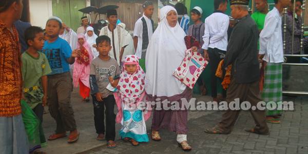 Langkah Bijak Orangtua Mengantarkan Anaknya ke Masjid