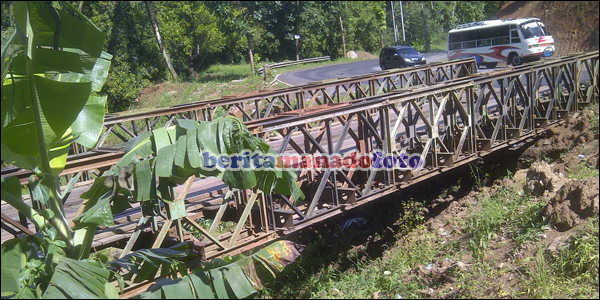 Kondisi jembatan darurat di Kelurahan Tinoor.