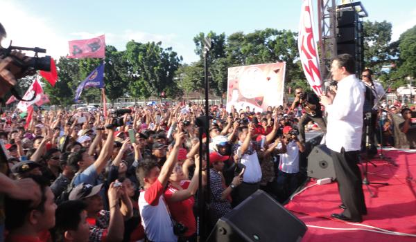 Sarundajang dihadapan ribuan massa Jokowi-JK (foto beritamanado)