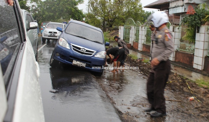 Kendaraan terperosok masuk lubang Pelebaran Jalan di Kota Langowan