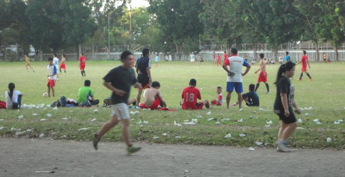 Tidak sehat berolahraga di lapangan Sario (foto beritamanado)