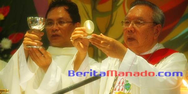 Bersama Uskup Manado Mempersembahkan Ekaristi
