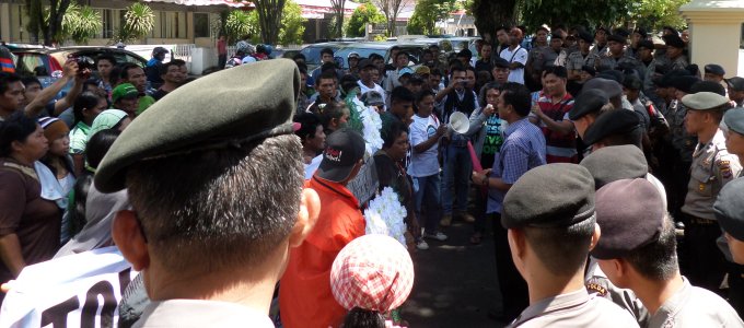Demo Warga Pulau Bangka di Polda Sulut, Siang tadi mendapat pengawalan ketat pihak kepolisian. 