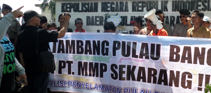 Demo penolakan tambang di Pulau Bangka