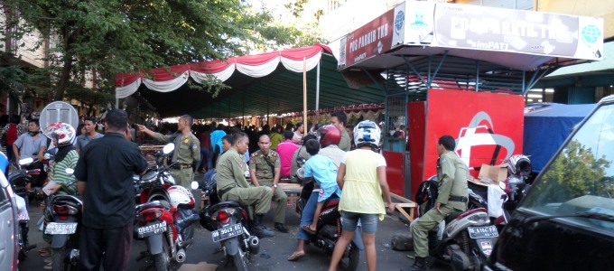 Sat Pol PP Kota Manado terlihat santai menikmati situasi macet dipusat kota, yang penting aman terkendali
