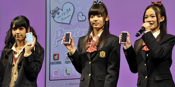 Smartphone seperti ini dari NTT DoCoMo yang banyak dipasarkan untuk remaja Jepang