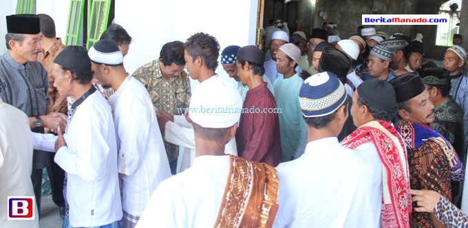 Sompie Singal Hadiri Sholat Ied di Masjid Miftahul Jannah Kema III Minut 3
