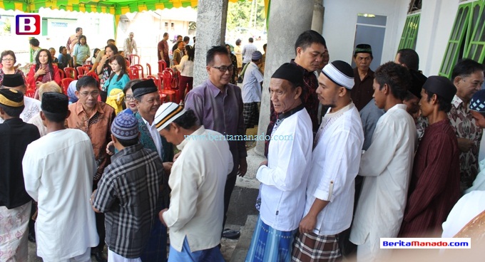 Sompie Singal Hadiri Sholat Ied di Masjid Miftahul Jannah Kema III Minut 6