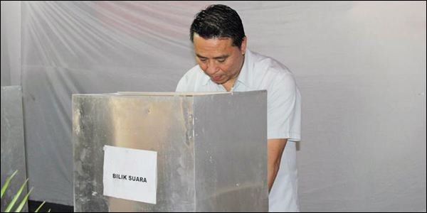 Walikota Tomohon Jimmy Eman SE Ak saat menyalurkan hak pilihnya, Rabu (9/7/2014).