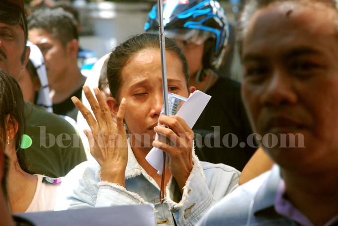 Seorang ibu menangis ketika salah satu rekan Meysi dan Nicky membacakan surat (foto beritamanado)