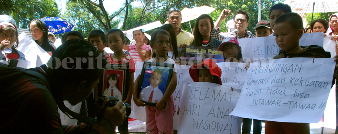 Aksi keluarga Meysi dan Nicky di Pengadilan Negeri Kota Bitung (foto beritamanado)