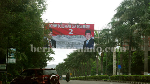 Baliho pasangan Jokowi-JK di dekat RS Budi Mulia (foto beritamanado)