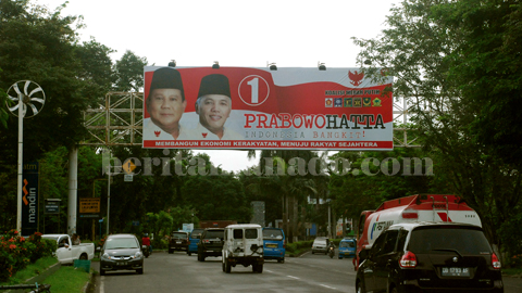 Baliho pasangan Prabowo-Hatta di dekat Bank Mandiri Kota Bitung (foto beritamanado)