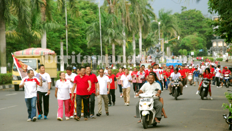 Jalan sehat relawan Jokowi-JK Kota Bitung (foto beritamanado)