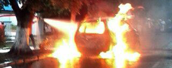 Mobil Toyota Avansa yang terbakar di SPBU Kadoodan (foto ist)