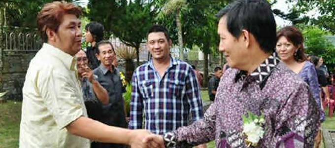 Frans bersalaman dengan Vicky Lumentut, Walikota Manado