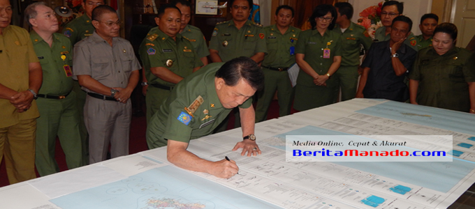 Gubernur Sulut DR S H Sarundajang saat melakukan penandatanganan peta Kota Talaud