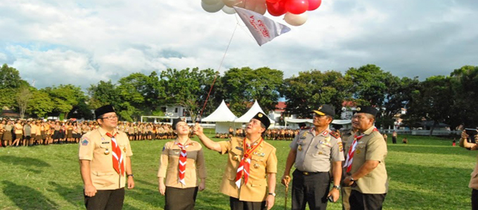 Gubernur Sulut Dr S H Sarundajang bersama Kapolda Sulut Brigjen Jimmy Sinaga dan Ketua Kwartir daerah Gerakan Pramuka Vanda Sarundajang melepas balon