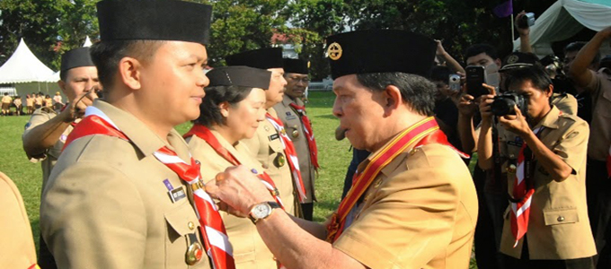 Gubernur Sulut Dr S H Sarundajang saat memberikan penghargaan 
