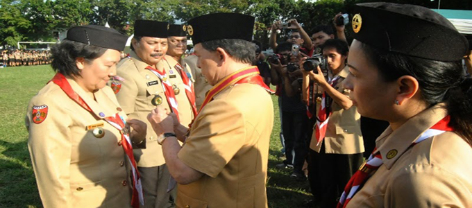 Gubernur Sulut Dr S H Sarundajang saat memberikan penghargaan