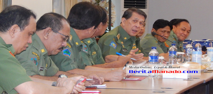 Gubernur Sulut S H Sarundajang saat memimpin rapat pembangunan jalan Tol Manado-Bitung