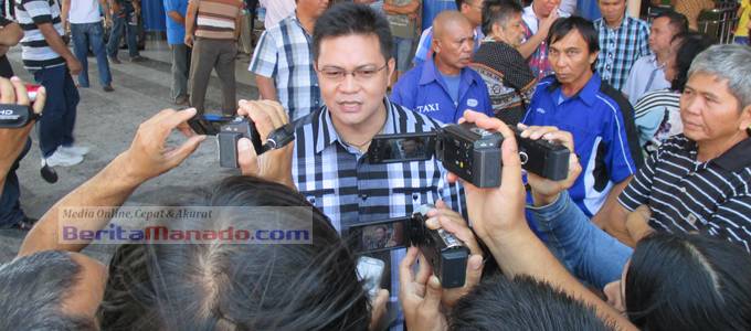 Hanny Joost Pajouw saat diwawancaraai sejumlah wartawan di Bandara Sam Ratulangi Manado