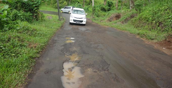 Jalan rusak akibat banjir Januari 2014 hingga saat ini belum diperbaiki (foto beritamanado)