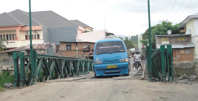 Jembatan bailey sebagai pengganti sementara jembatan Dendal yang putus akibat banjir bandang (foto BeritaManado)