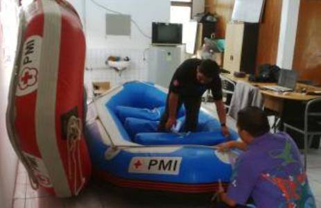 Ketua PMI Sulut saat mengecek speed karet (foto Beritamanado)