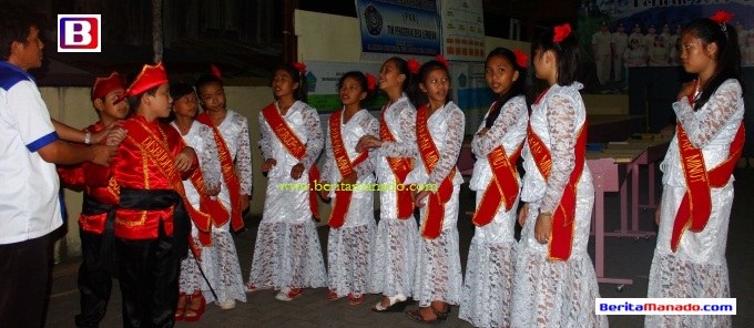 Kolintang Cilik Minahasa Utara saat latihan sebelum akan tampil di Puncak Hari Anak Nasional  4