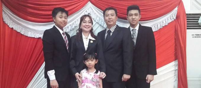 Lily Binti bersama keluarga
