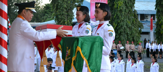 Lomban ketika memimpin upacara penurunan bendera HUT RI (foto ist) 
