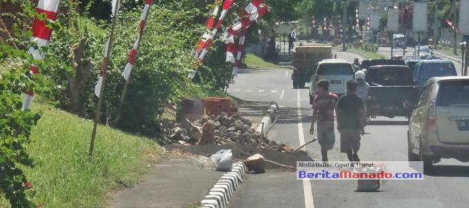 Material bangunan diatas trotoar dan jalan, lokasi Jalan AA Maramis Kairagi Manado