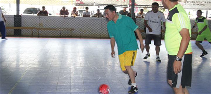Aksi Walikota Tomohon dalam pertandingan futsal.