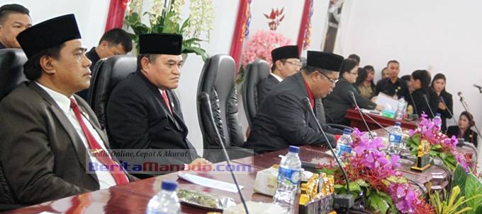 Pimpinan Dewan Sementara Benhur Takasihaeng posisi ketiga dari kiri