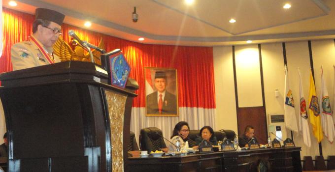 Sarundajang saat menjelaskan soal Bank Sulut di paripurna DPRD, Senin 25/8/14 (foto beritamanado)