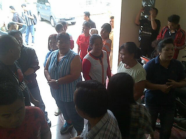 Demo warga korban bencana di kantor DPRD Manado