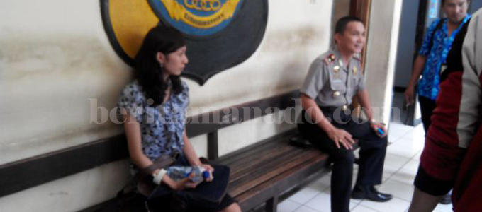 Guru honorer SMK Negeri 2 Kota Bitung ketika melapor (foto beritamanado)
