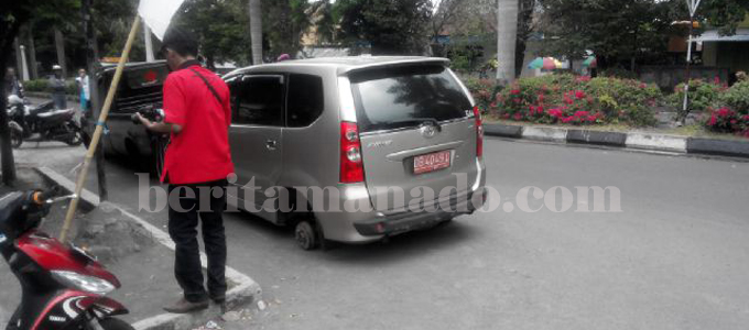 Mobil dinas Humas DPRD Bolmong yang rodanya dicabut (foto beritamanado)