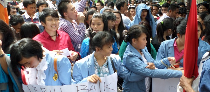 Demo Mahasiswa Fisip Unsrat memperjuangkan realisasi 20 persen dana pendidikan