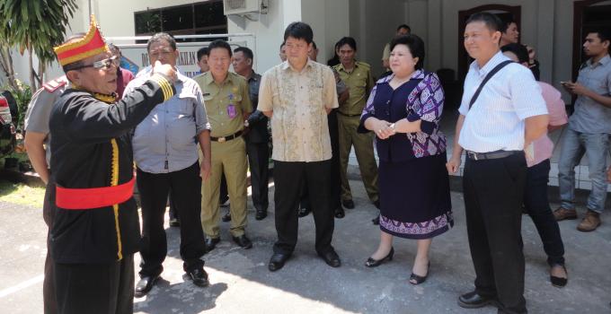 Anggota DPRD Sulut menerima Dolvy Maringka demo sendirian